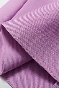 Robe bandage violette à épaules dénudées, manches drapées et fentes