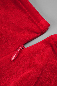 Vestido corpiño de satén rojo acentuado con falda de crepé