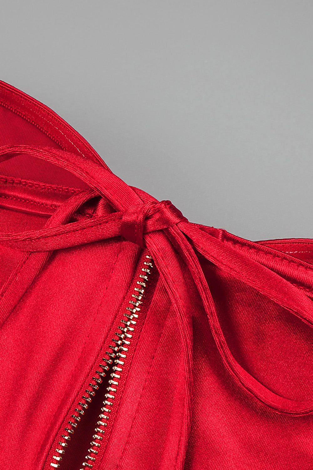 Robe bustier en satin rouge rehaussée d'une jupe en crêpe