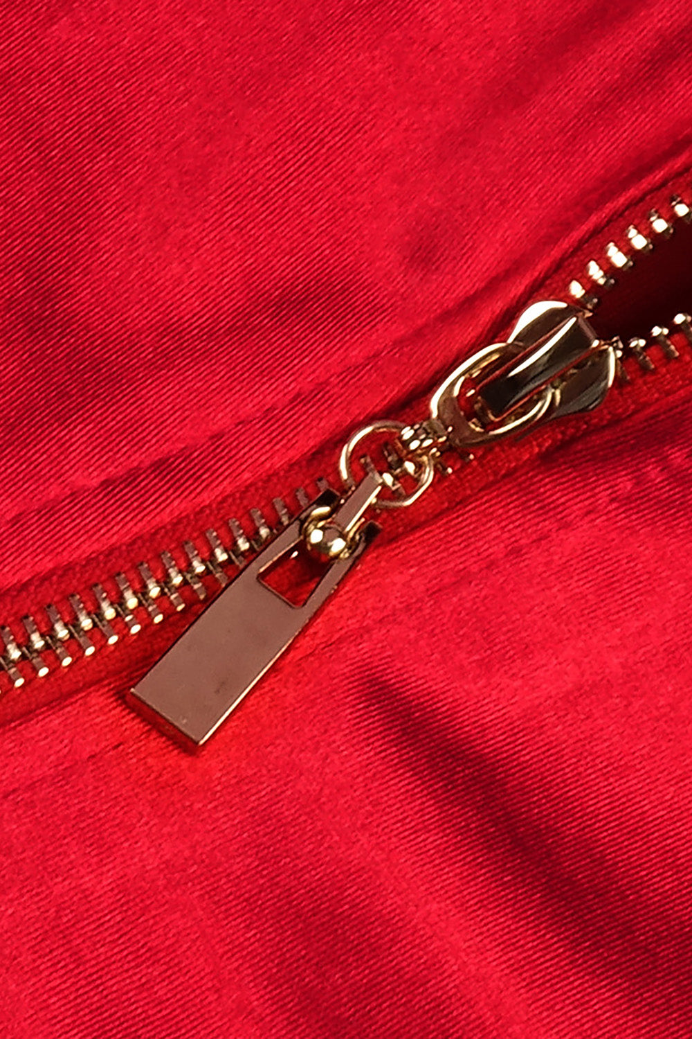 Robe bustier en satin rouge rehaussée d'une jupe en crêpe