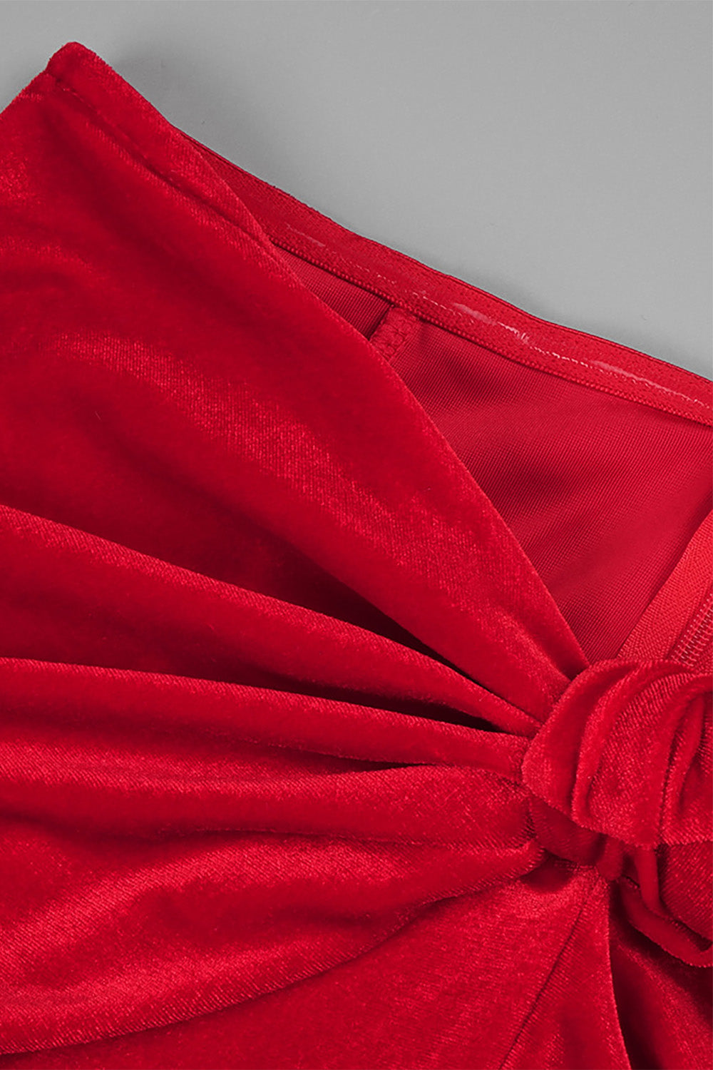 Vestido corpiño de satén rojo acentuado con falda de crepé