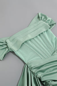 Robe corset drapée en satin vert sauge à épaules dénudées