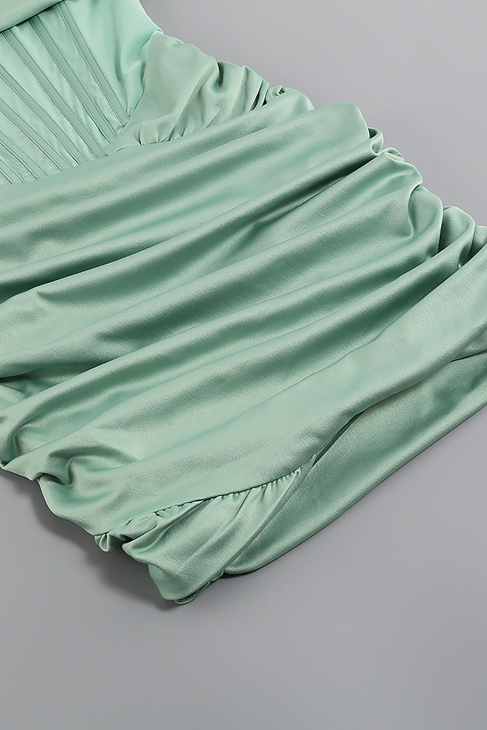 Robe corset drapée en satin vert sauge à épaules dénudées