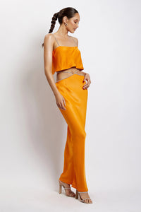 Costumes de robe deux pièces avec haut court en satin et chaîne en cristal en orange
