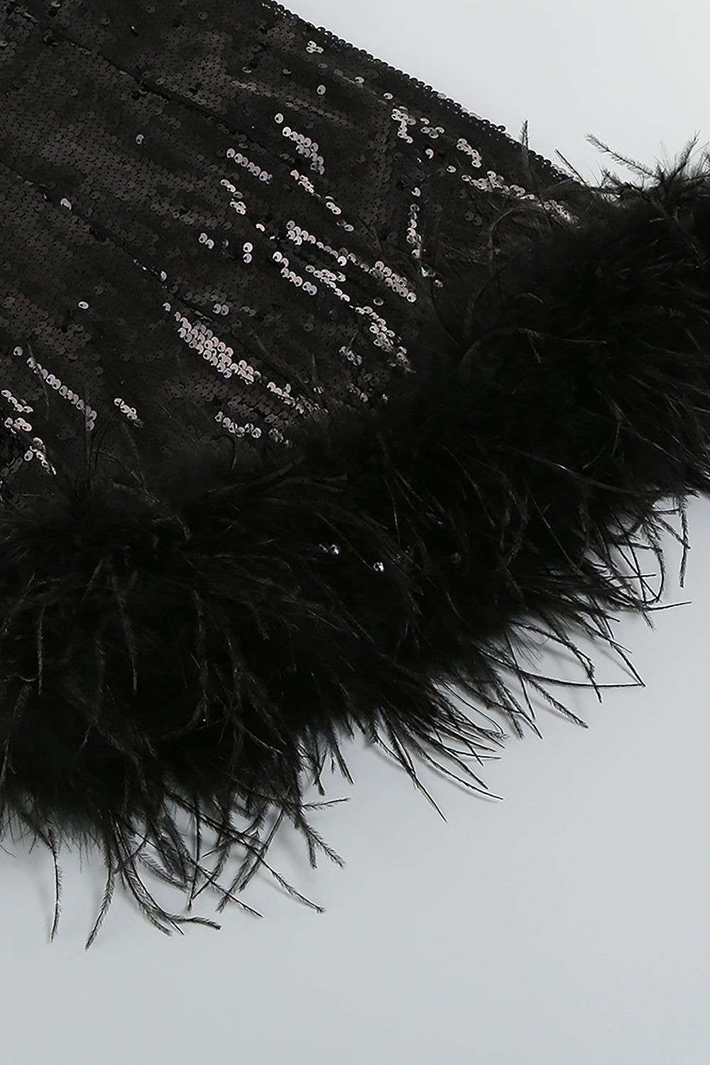 Minivestido de lentejuelas con un hombro y plumas en negro