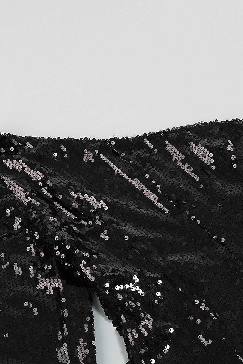 Robe courte à plumes asymétrique et sequins en noir