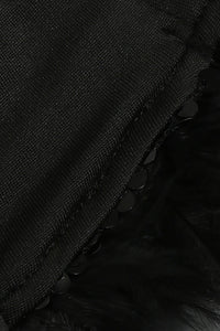 Minivestido de lentejuelas con un hombro y plumas en negro