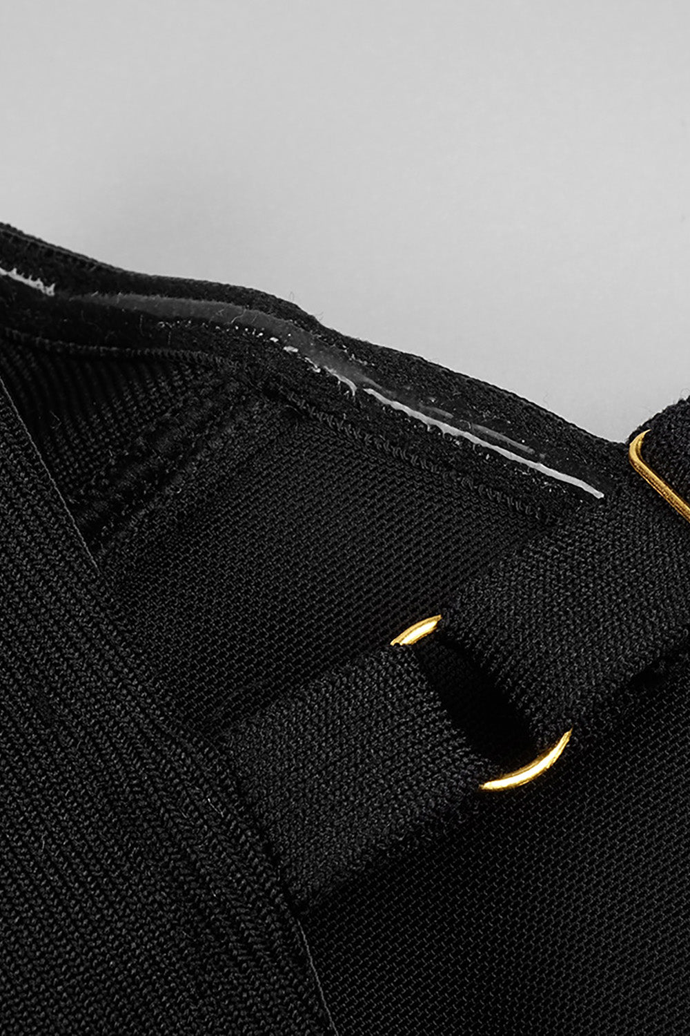 Minivestido ajustado con tirantes finos y malla de patchwork en negro