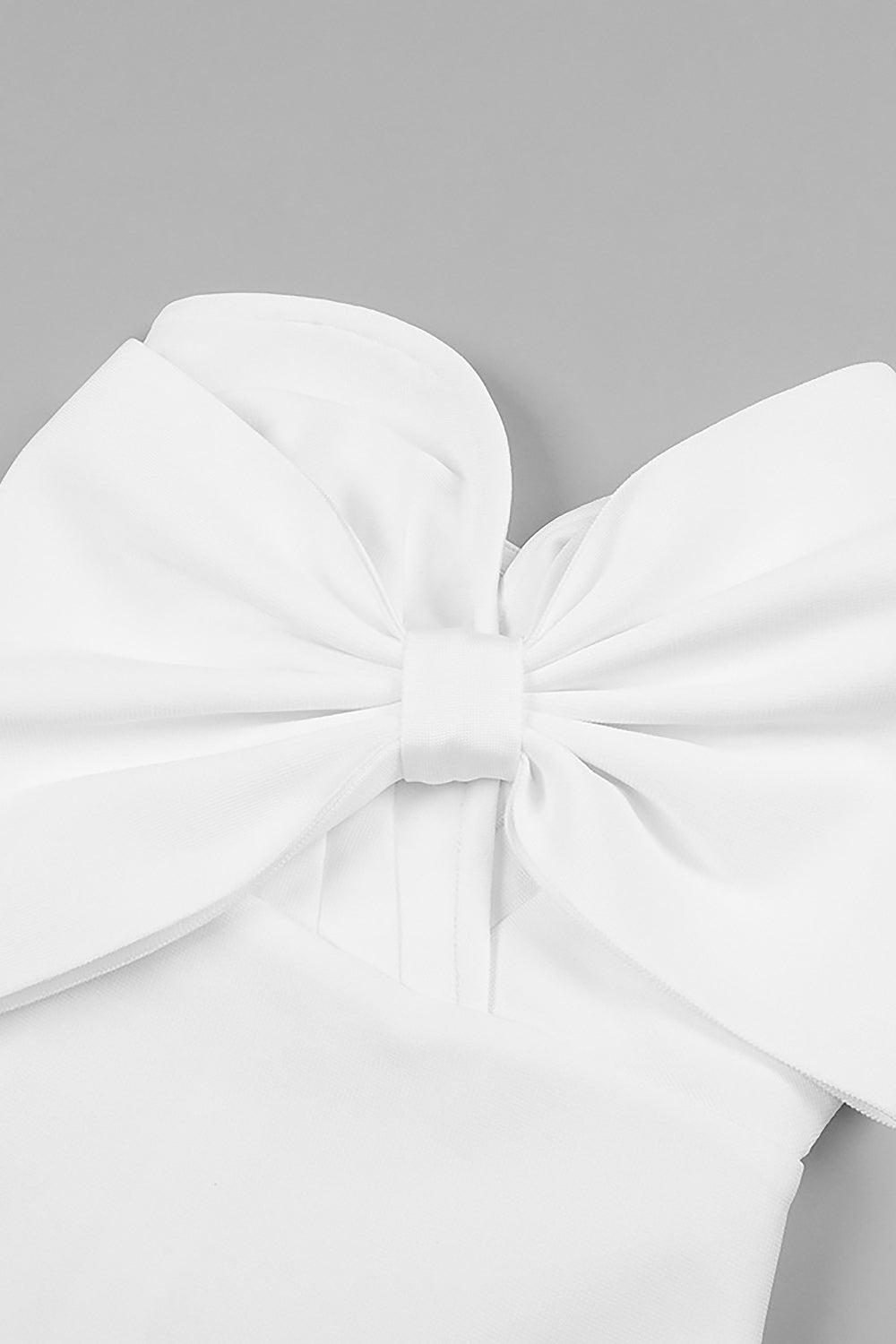 Mini robe bandage sans bretelles avec nœud papillon de créateur en noir et blanc
