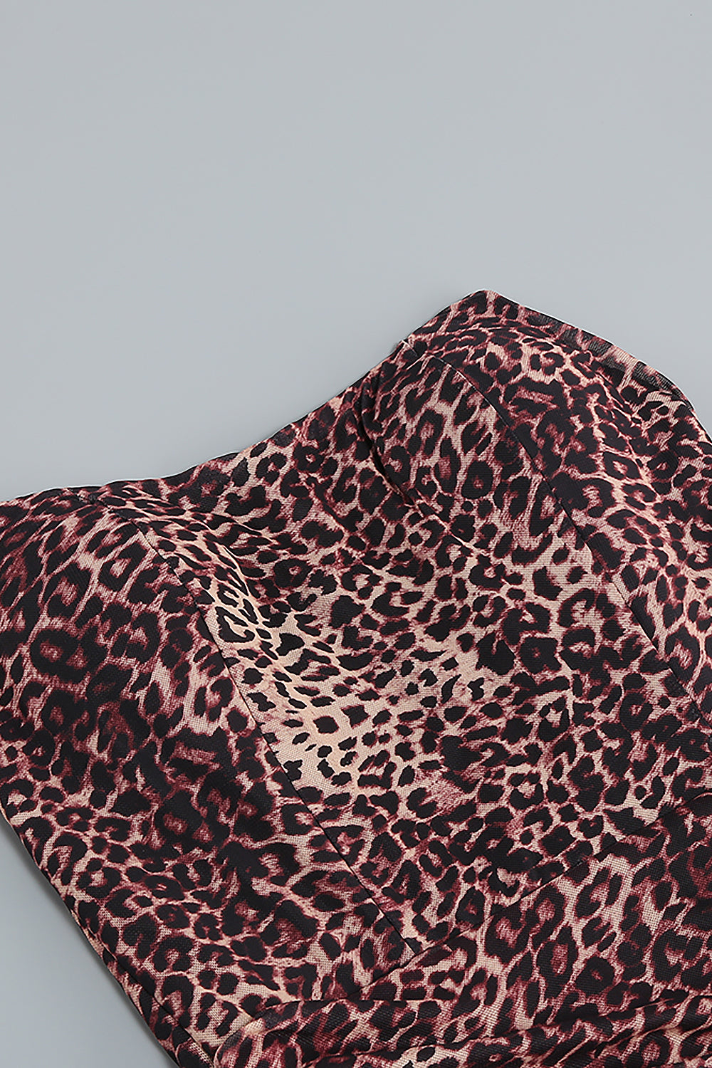 Minivestido plisado con estampado de leopardo ajustado sin tirantes en marrón