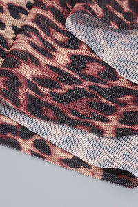 Minivestido plisado con estampado de leopardo ajustado sin tirantes en marrón