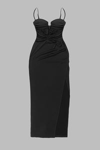 Vestido negro con tirantes, escote pronunciado, fruncido y abertura en el muslo