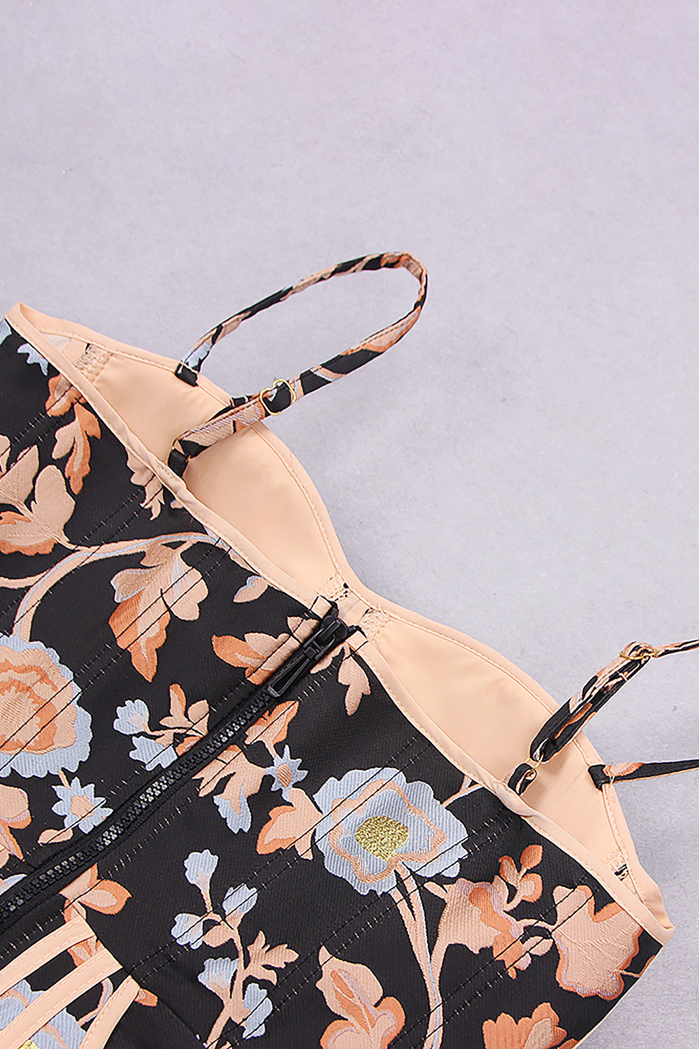Mini-robe dos nu sans manches à imprimé floral et à bretelles en couleur de l'image