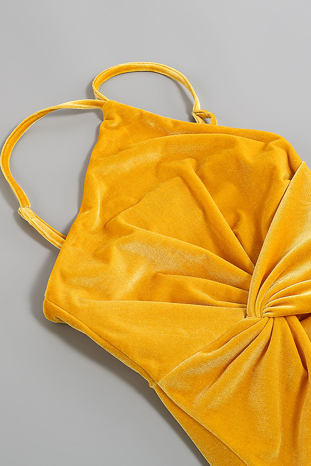 Vestido midi de terciopelo con un solo hombro y flecos en amarillo