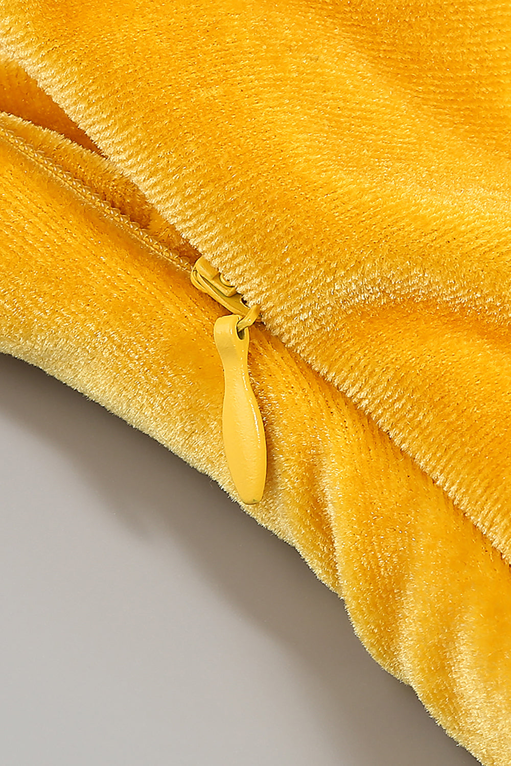 Vestido midi de terciopelo con un solo hombro y flecos en amarillo