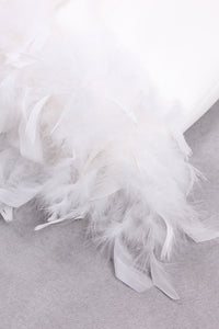 Robe de costume croisée à col en V et plumes blanches