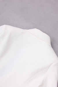 Robe de costume croisée à col en V et plumes blanches