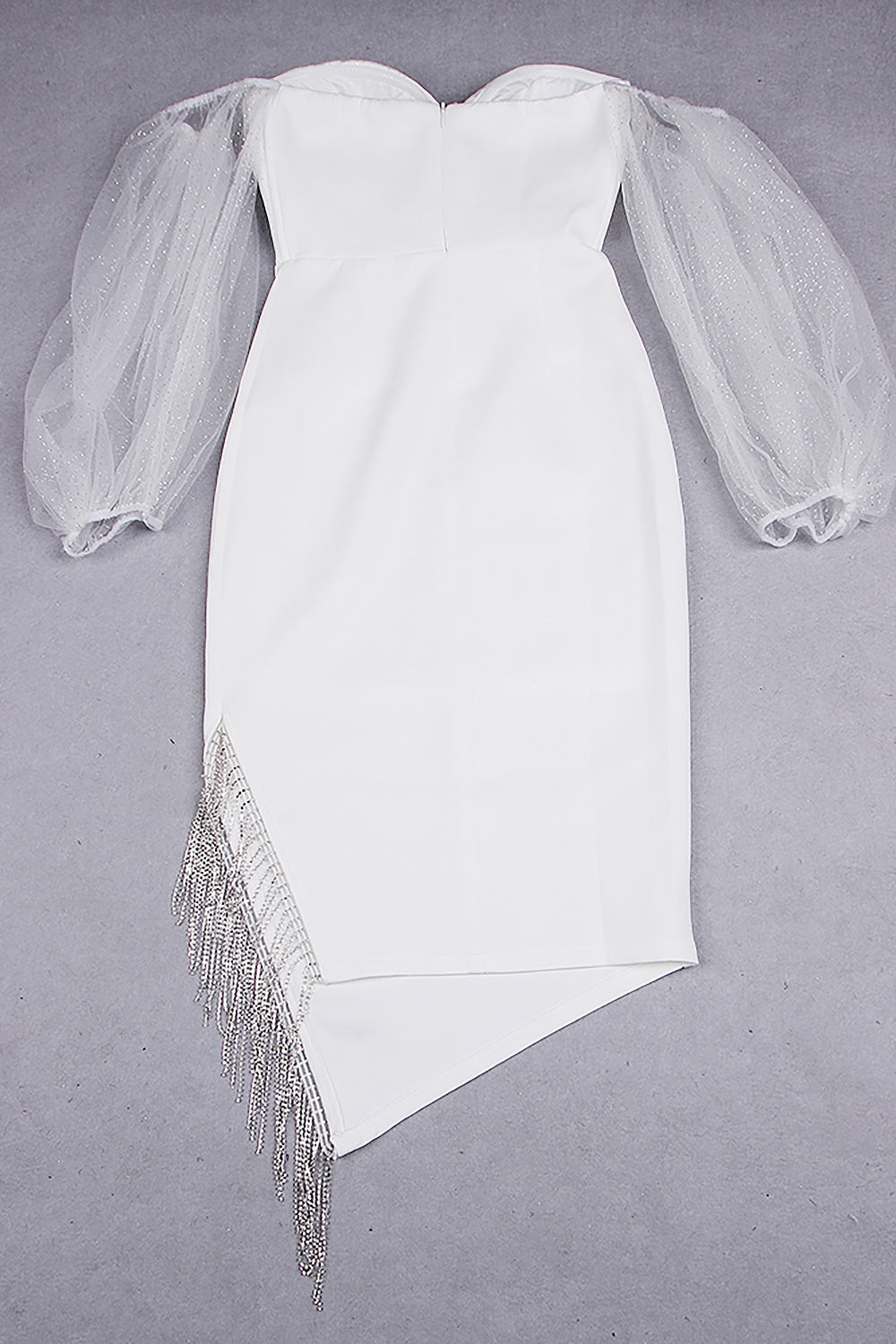 Vestido blanco con hombros descubiertos y mangas abullonadas con borlas de cristal