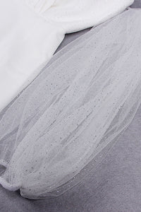Vestido blanco con hombros descubiertos y mangas abullonadas con borlas de cristal