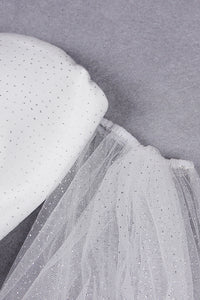 Robe de bandage blanche à épaules dénudées, manches bouffantes et pampilles en cristal