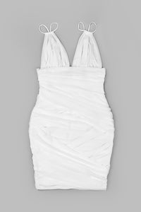 Minivestido de malla fruncido con escote en V pronunciado y tirantes en blanco y negro