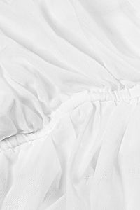 Mini-robe en maille froncée à bretelles en V profond en blanc noir