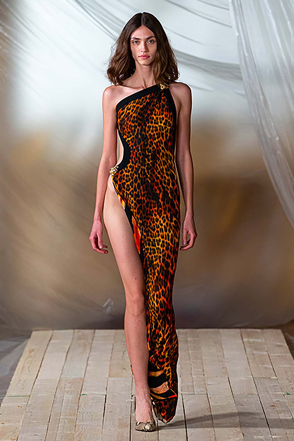 Vestido largo con abertura alta y un hombro de leopardo