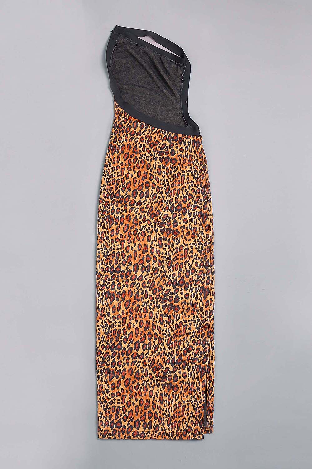 Vestido largo con abertura alta y un hombro de leopardo