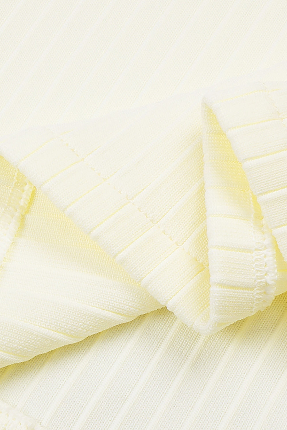 Robe bandage jaune à manches longues et col montant avec manchette en plumes
