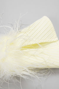 Robe bandage jaune à manches longues et col montant avec manchette en plumes