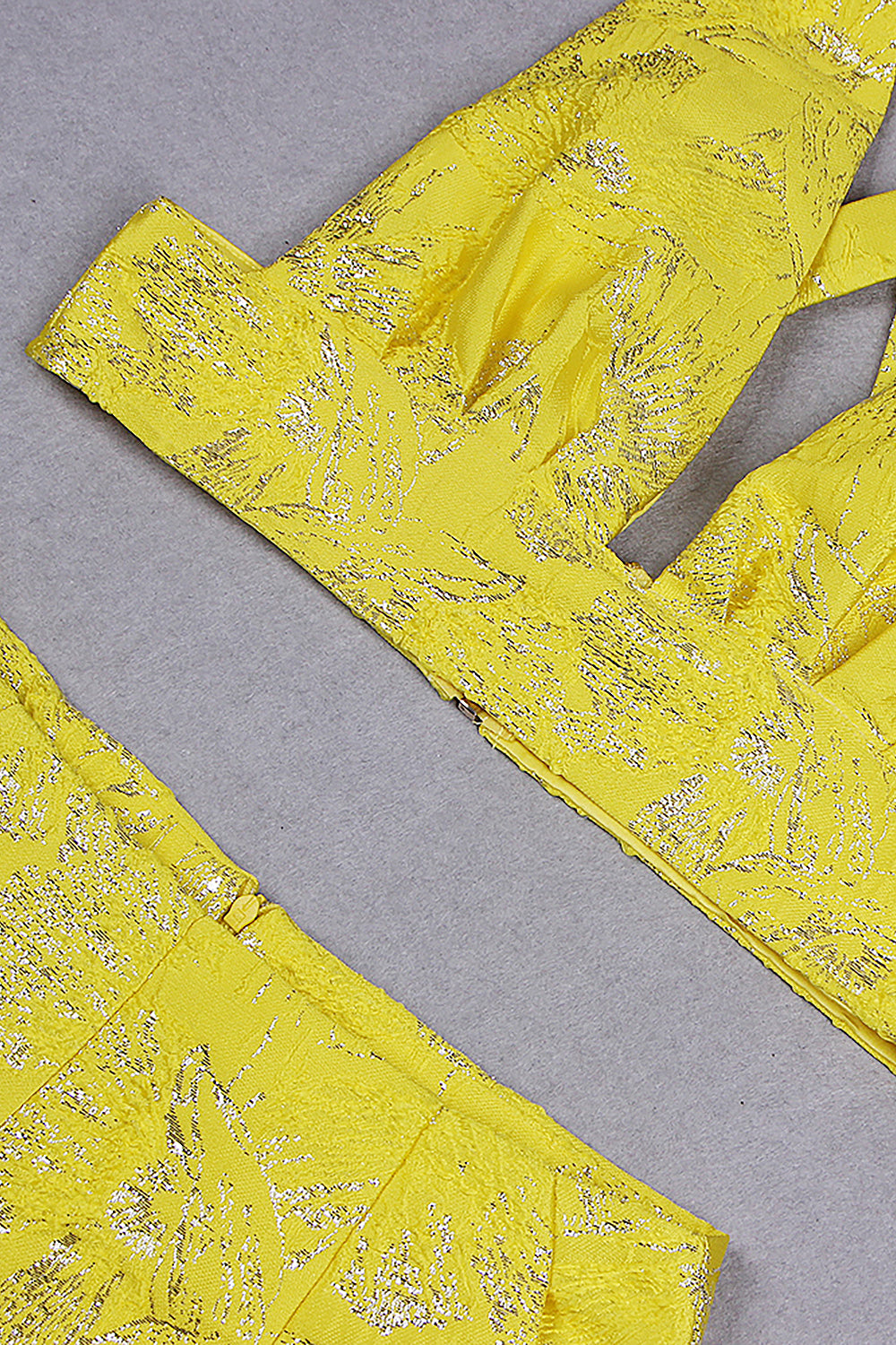 Top corto con lentejuelas y pantalones cortos de dos piezas en amarillo y azul