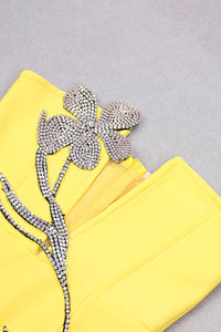 Mini robe bandage sans bretelles à fleurs en cristal dans le dos jaune