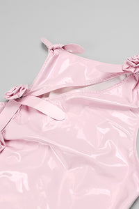 Glam avec une robe moulante en latex énervée en blanc rose