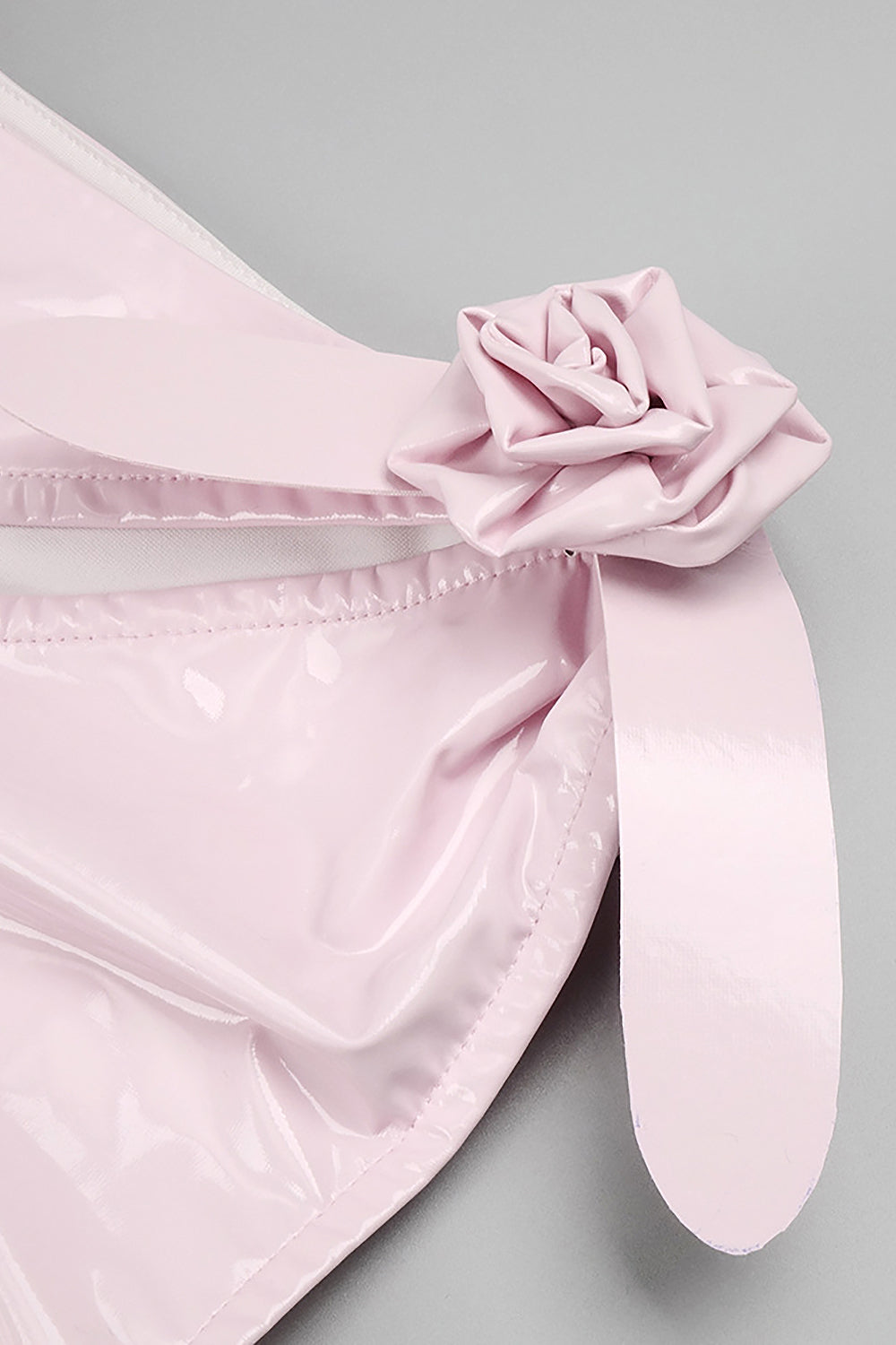 Glam con vestido ceñido de látex vanguardista en blanco y rosa