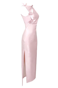 Glam con vestido ceñido de látex vanguardista en blanco y rosa